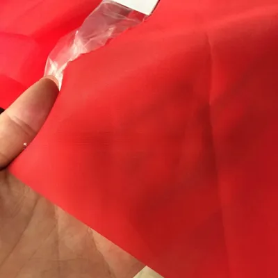 Qırmızı polyester parça, açılış mərasimi üçün